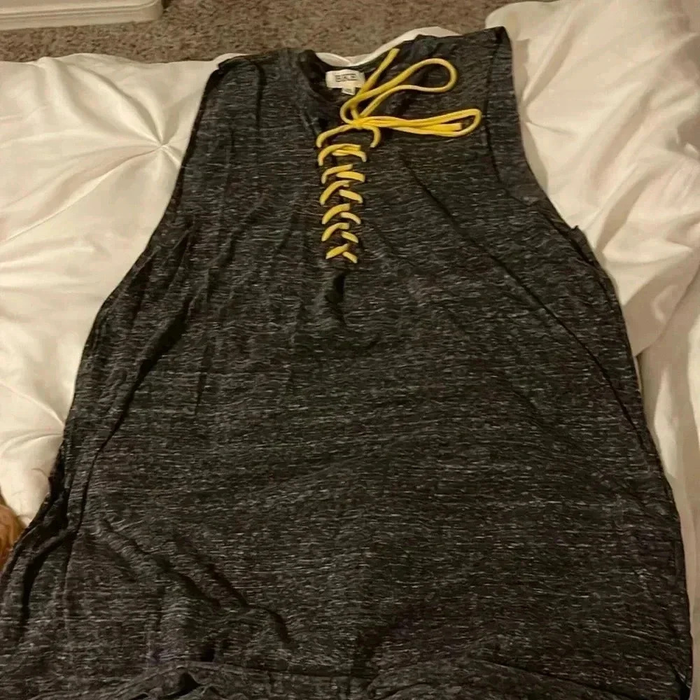 Sleeveless shirt size medium